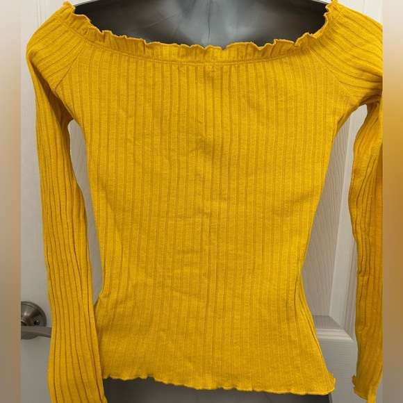 Yellow, Cropped, Long Sleeved Top with Buttons, Sz M - Picture 4 of 7
